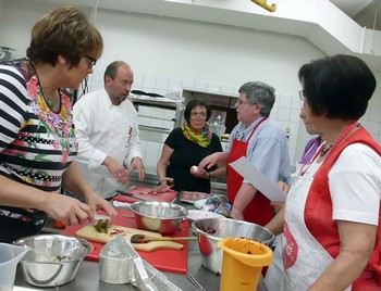 Finnisch Kochen mit Hans Christian Radenbach: Klar, dass die Teilnehmer da oft noch Fragen haben. (WP-Foto: Julia Peter)