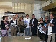 Pressekonferenz, Backstube Café Wahl, (v.l.) Monika Kuhli, Regina Wahl (Café Wahl), Bettina Born (Touristikverein), Andreas Reinéry, Marlen Jourdan (VHS des Kreises Siegen-Wittgenstein), Andreas Wahl (Café Wahl), Bernd Fuhrmann (Bürgermeister der Stadt Bad Berleburg), Rikarde Riedesel (Stadt Bad Berleburg), Jutta Plaschke (Sparkasse Wittgenstein) und Otto Marburger (Kulturgemeinde), Foto: Christiane Sandkuhl (WP)