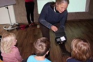 Kindergarten-Lesung: 'Der Hühnerdieb' von Béatrice Rodriguez: Was Frau Rodriguez da wohl geschenkt bekommt?, Foto: Jens Gesper