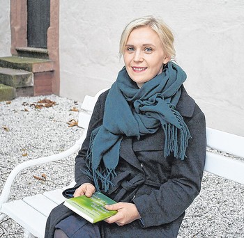 Schreiben und Leben: Mit Kjersti A. Skomsvold war eine der wichtigsten Gegenwartsautorinnen Norwegens zu Gast beim Bad Berleburger Literaturpflaster. Hier im Bild auf einer Bank vor dem Berleburger Schloss. (SZ-Foto: Sarah Benscheidt)