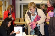 Lesung: 'Alle Farben Rot' von Laksmi Pamuntjak in der Cafeteria HELIOS Rehazentrum Bad Berleburg 'Odebornklinik', Autorin Laksmi Pamuntjak signiert, Foto: Jens Gesper