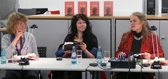 Katja Kettu (Mitte) nimmt nicht allein ihre Leser in Anspruch, anspruchsvoll moderierten und übersetzten auch Marlen Jourdan (l.) und Rikarde Riedesel. (WP-Foto: Christiane Sandkuhl)