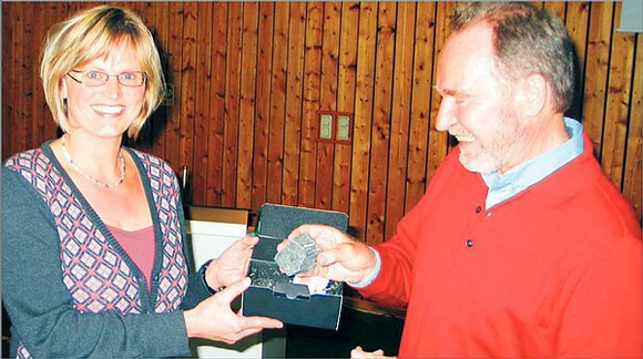 Von Bettina Born bekam Referent Helmut Magel am Donnerstag einen Literaturpflasterstein, weil er zuvor 80 Zuhörern die chinesische Medizin nähergebracht hatte. (SZ-Foto: Jens Gesper)