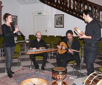 Die musikalischen Gäste 'Misafir' des 15. Berleburger Literaturpflasters gaben auf Schloss Berleburg orientalische und neuzeitliche Kostproben ihres immensen Musikrepertoires. (WP-Foto: Christiane Weinhold)