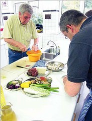 Die Hobbyköche setzten die Anweisungen des Küchenchefs unverzüglich um. (SZ-Foto: Dr. Volker Gastreich)