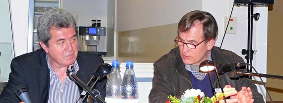 Der neuseeländische Autor Alan Duff (l.) wurde in kurzer Zeit zum bekanntesten Schriftsteller seines Landes. Dr. David Eisermann moderierte den eindrucksvollen Abend in der Cafeteria der Odebornklinik. (WP-Foto: Christiane Sandkuhl)