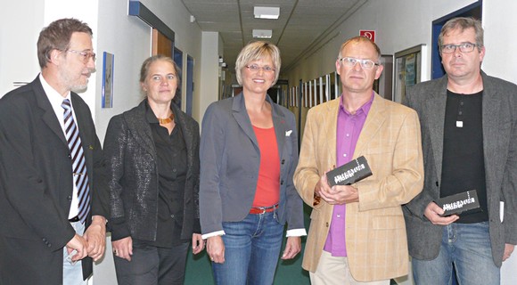 Freuen sich auf eine erfolgreiche Foto-Ausstellung 'Canudos – Ein Krieg am Ende der Welt' in der Baumrainklinik Bad Berleburg: Dr. Ralf-Joachim Grünther, Rikarde Riedesel (Kustodin der Stadt Bad Berleburg), Bettina Born (Kulturgemeinde), Fotograf Markus Kirchgessner und Laudator Dr. Jochen Dietrich. (WP-Foto: Christiane Sandkuhl)