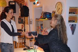 ... und an Katharina Benner-Lückel einen der begehrten Literaturpflastersteine.