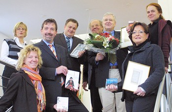 Mit positiver Bilanz und einer Reihe von Geschenken verabschiedete sich die Veranstaltergemeinschaft des 15. Bad Berleburger Literaturpflasters bis zum nächsten Jahr. (WR-Foto: Stefan Kascherus)