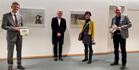 Ekkehard Feuring (Sparkasse Wittgenstein, links) und der stellvertretende Bürgermeister Bernd Weide (rechts) begrüßen die kanadische Autorin und lllustratorin Nancy Vo (Zweite von rechts) und Verlagsleiter Jean-Claude Lin, die die Geschichte vom 'Outlaw' und Ranger Annie erzählen. (WP-Foto: Benedict Weinhold)