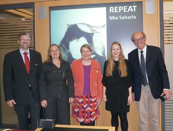 Gute Stimmung bei der Ausstellungseröffnung (v. l.): Andreas Droese (Sparkasse Wittgenstein), Kustodin Rikarde Riedesel, Kunsthistorikerin Dr. Andrea Brockmann, Künstlerin Mia Saharla und Otto Marburger (Kulturgemeinde). (SZ-Foto: Anja Helmbrecht)