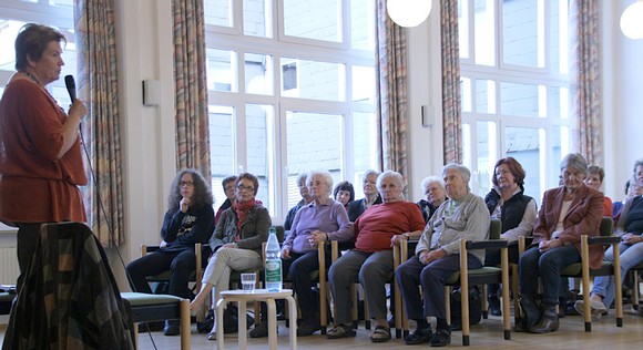 Von Ruhig und gespannt lauschten viele Bewohner des Altenzentrums der Märchenerzählerin Katja Heinzelmann. (WP-Foto: Dagmar Hornung)