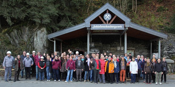 Nach der Wanderung bei bestem Herbstwetter besichtigten die Sangesfreunde aus Tampere das Schieferschaubergwerk in Raumland. (SZ-Foto: Björn Weyand)