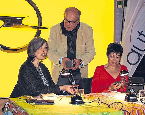 Otto Marburger, Ehrenvorsitzender der Kulturgemeinde Bad Berleburg, überreicht nach einer außergewöhnlich eindrücklichen Lesung die Literatur-Pflastersteine an Übersetzerin Patricia Klobusiczky (l.) und Autorin Valérie Zenatti. (SZ-Foto: Guido Schneider)