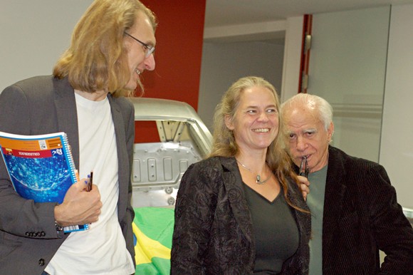 Der brasilianische Autor Ignácio de Loyola Brandão las im ehemaligen Bad Berleburger Kurhaus, das heute ein technisches Labor der EJOT-Gruppe beherbergt. Hier im Bild mit Michael Kegler (l.) und Rikarde Riedesel. (WP-Foto: Herbert Kleinbruckner Art.Ur)