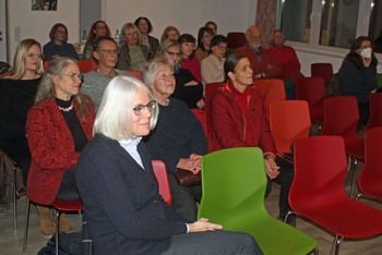 Zwei Dutzend Zuhörende hatten den Weg ins Abenteuerdorf Wittgenstein gefunden, um auf dem Literaturpflaster 'Spanien' etwas über die Geschichte des Landes und Geschichten aus dem Land zu hören. (Foto: Jens Gesper)