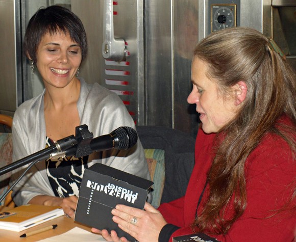 Freute sich über den Literatur-Pflasterstein: Autorin Adriana Lisboa (l.), die von der Berleburger Kulturmacherin Rikarde Riedesel beschert wurde. (SZ-Foto: Guido Schneider)