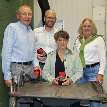 Ulla Belz als Teil des Organisations-Teams freute sich, dass sie drei Literaturpflastersteine als Dank überreichen konnte: den ersten für Annette Hug, den zweiten für Andreas Kurth, den wievielten Karsten Wolter (von rechts) bekam, war auf die Schnelle nicht zu ermitteln.