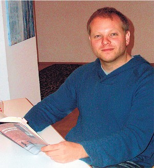 Kristof Magnusson, hier 2010 bei einer Lesung in Netphen, ist Literaturpflaster-Gast. (SZ-Foto: vaf)
