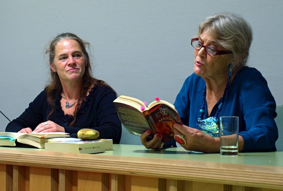 Barbara Ewing (r.) hauchte ihren Figuren Leben ein, beim Bad Berleburger Literaturpflaster (neben Organisatorin Rikarde Riedesel). (SZ-Foto: Guido Schneider)