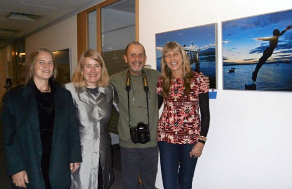 Viel Spaß bei der Ausstellungseröffnung hatten (v. l.) Rikarde Riedesel, Andrea Brockmann, Ita Kirsch und Simone Blauth. (SZ-Foto: Anja Helmbrecht)