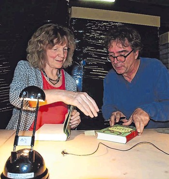 Bert Wagendorp in Bad Berleburg, gemeinsam mit der 'deutschen Stimme' des Leseabends, Marlen Jourdan. (SZ-Foto: Guido Schneider)