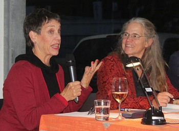 Erica Johnson Debeljak (l.) erläuterte beim Literaturpflaster in Bad Berleburg lebhaft ihren Werdegang – und lieferte dem Publikum dabei tiefgehende Einblicke. (Foto: Stadt Bad Berleburg)