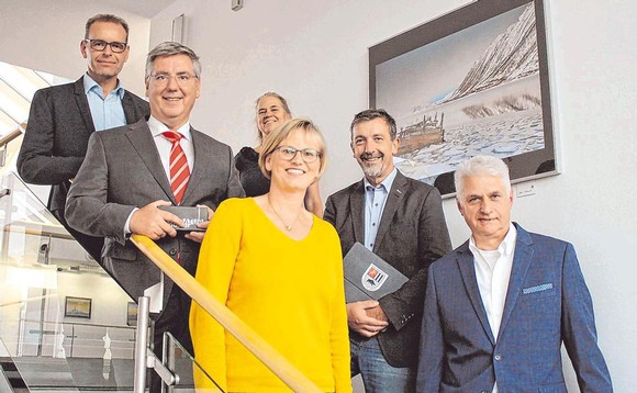 Im Rahmen des Literaturpflasters stellt der Naturfotograf Hartmut Schneider (r.) in der Sparkasse Wittgenstein seine Fotografien mit Motto 'Norwegen – Magie des Nordens aus'. Die Veranstaltergemeinschaft begrüßte dazu herzlich. (SZ-Foto: Sarah Benscheidt)