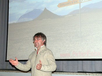 Dem Globetrotter Peter Fabel nahmen die Zuschauer der Multivisionsshow 'Island - Feuerinsel am Polarkreis' die Liebe zur Insel sofort ab und ließen sich von seiner Begeisterung anstecken. (WP-Foto: Christiane Sandkuhl)