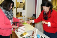 Lesung: 'Alle Farben Rot' von Laksmi Pamuntjak in der Cafeteria HELIOS Rehazentrum Bad Berleburg 'Odebornklinik', Büchertisch der Buchhandlung MankelMuth, Foto: Jens Gesper