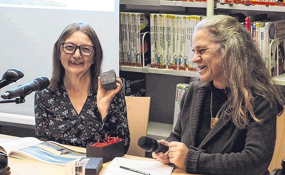 Judith Silverthorne war begeistert von dem Aufwand, der für ihr Werk betrieben wurde, und machte Bilder. Die Illustrationen zu ihrer Story sind in der Volksbank Wittgenstein zu sehen. (SZ-Foto: Guido Schneider)