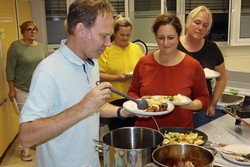 Wer gekocht hat, soll auch essen: Der Abend in der Berleburger Realschule auf dem Stöppel endete mit einer gemeinsamen Mahlzeit, auf dem Speiseplan stand das philippinische Nationalgericht „Adobo“.