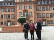 Vorbereitung des Vortrags des Botschafters der Republik Indonesien auf dem Schlosshof, von links nach rechts: Prof. Dr. rer. Nat. Agus Rubiynato (Attaché für Bildung und Kultur der Botschaft der Republik Indonesien), Rikarde Riedesel (Stadt Bad Berleburg) und Fattah Hardiwinangun (2. Sekretär der Botschaft der Republik Indonesien), Foto: Botschaft der Republik Indonesien