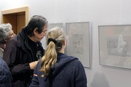 Ausstellung: 'Quand les images racontent - Wenn Bilder erzählen' von Béatrice Rodriguez: Besucher bestaunen die Exponate, Foto: Jens Gesper