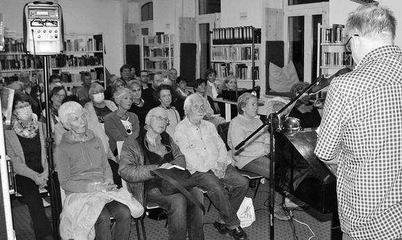 Rund 50 Besucherinnen und Besucher hatten jetzt den Weg zu der Literaturpflaster-Veranstaltung 'Am Anfang war die Sehnsucht - Pilgern auf dem spanischen Jakobsweg' in der Berleburger Stadtbücherei gefunden. (Foto: Jens Gesper)