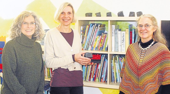 Inés María Jiménez (links) und Veranstaltungsorganisatorin Rikarde Riedesel (rechts) freuen sich mit Erzieherin Anneli Becker, dass die Girkhäuser Kita 'Zwergenland' für die siebte Lesung in der Reihe wieder einen Literaturpflaster-Stein bekommt. In diesem Jahr dreht sich alles um das Gastland Spanien. (Foto: Jens Gesper)