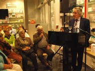 Vortrag Brasilien, Brasilien - Entdeckungen in einem literarischen Kontinent. Einführung in die brasilianische Literatur, Kur-Apotheke Wolter 25.09.2013, Prof. Dr. Ralf Schnell gibt Literatur auf Rezept Foto: Guido Schneider (SZ)