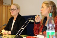 Lesung: 'Das Haus der verlorenen Seelen' von Britta Bolt; Moderatorin Rikarde Riedesel führt in den Abend mit Britta Böhler ein; Foto: Jens Gesper