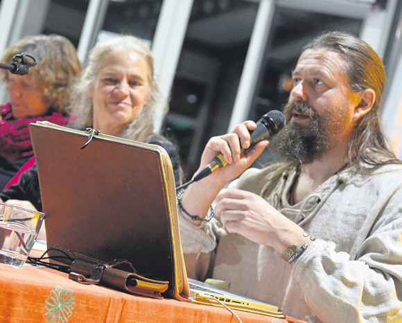 Autor Bjørn Andreas Bull-Hansen (rechts) liest aus dem 'Viking'-Prolog auf Norwegisch. Rikarde Riedesel (Mitte) übernimmt die Moderation, Marlen Jourdan liest Auszüge aus der deutschen Fassung. (WP-Foto: Britta Prasse)