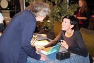 Lesung: 'Wir und ich' von Saskia de Coster; Saskia de Coster signiert; Foto: Jens Gesper