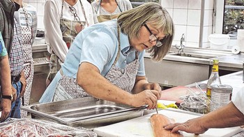 Lachssteak entgräten leicht gemacht. 'Das ist reine Übungssache und auch gar nicht so schwer', machte Hans-Christian Radenbach viel Mut zum 'Learning by Doing'. (SZ-Foto: Sarah Benscheidt)