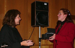 Die hauptberufliche Übersetzerin Teresa Solana (l. mit Kustodin Rikarde Riedesel) überzeugte 80 Freunde des schwarzen Humors in der Bad Berleburger Polizeiwache von ihrem schriftstellerischen Können. WP-Foto: Christiane Weinhold