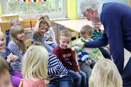 Kindergarten-Lesung: 'Ein Krokodil unterm Bett' von Ingrid und Dieter Schubert; Auf Tuchfühlung mit dem Krokodil; Foto: Jens Gesper
