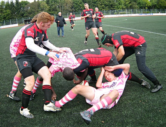 In einem Einlagespiel auf dem Berleburger Sportplatz am Stöppel stellten die Teams der Rugby-Union Marburg und des TSV Krofdorf-Gleiberg den neuseeländischen Volkssport Rugby vor. (SZ-Foto: Tobias Beitzel)