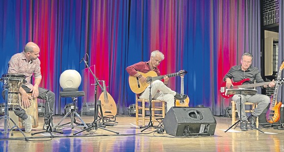 'Flamenco Andaluz' live: Marco Bussi, Bino Dola und Matthias Gräb (von links) nehmen das Publikum mit auf eine Reise in den Süden Spaniens. Der musikalische Ausritt geht gemütlich los – und endet im schnellen Galopp. (Foto: Annelie Manche)