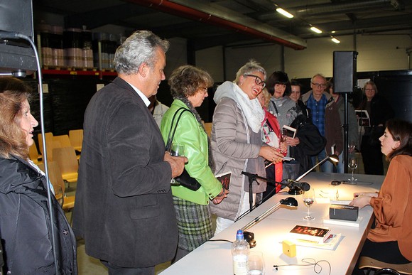 Emmanuelle Pirotte (r.) gibt bei BSW Autogramme im Rahmen des letztjährigen Literaturpflasters. (Foto: Jens Gesper)