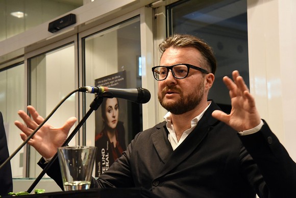 Literatur auf Rezept liefert Dr. Zaal Andronikashvili den zahlreichen Literaturpflaster-Gästen in der Kur-Apotheke. Sein Vortrag führt mitreißend durch die literarische Geschichte des kleinen Landes am Schwarzen Meer. (Foto: Christoph Haupt)