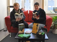 Bücher gehen in die Stadtbücherei, Stadbücherei Bad Berleburg 31.10.2012, Gabriele Klotz (Büchereileiterin) und Monika Brandl (Buchhandlung MankelMuth), Foto: Carsten Mosch (Stadt Bad Berleburg)