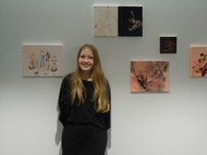 Vernissage zur Ausstellung ‚Repeat‘ von Mia Saharla, Künstlerin Mia Saharla vor ihrem Werk; Foto: Rikarde Riedesel