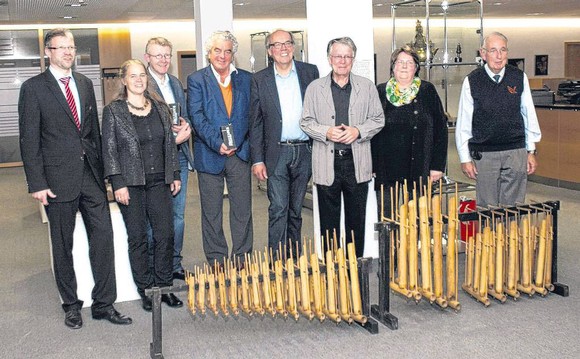 Die Ausstellung zum Literaturpflaster in der Sparkasse Wittgenstein hat viele Überraschungen zu bieten. Davon konnten sich die Besucher bereits bei der Vernissage am Donnerstag überzeugen. (SZ-Foto: Guido Schneider)